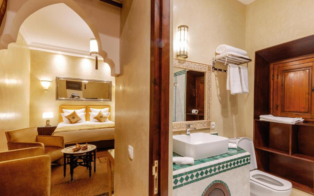 vue chambre et salle de bain Riad El Hara marrakech